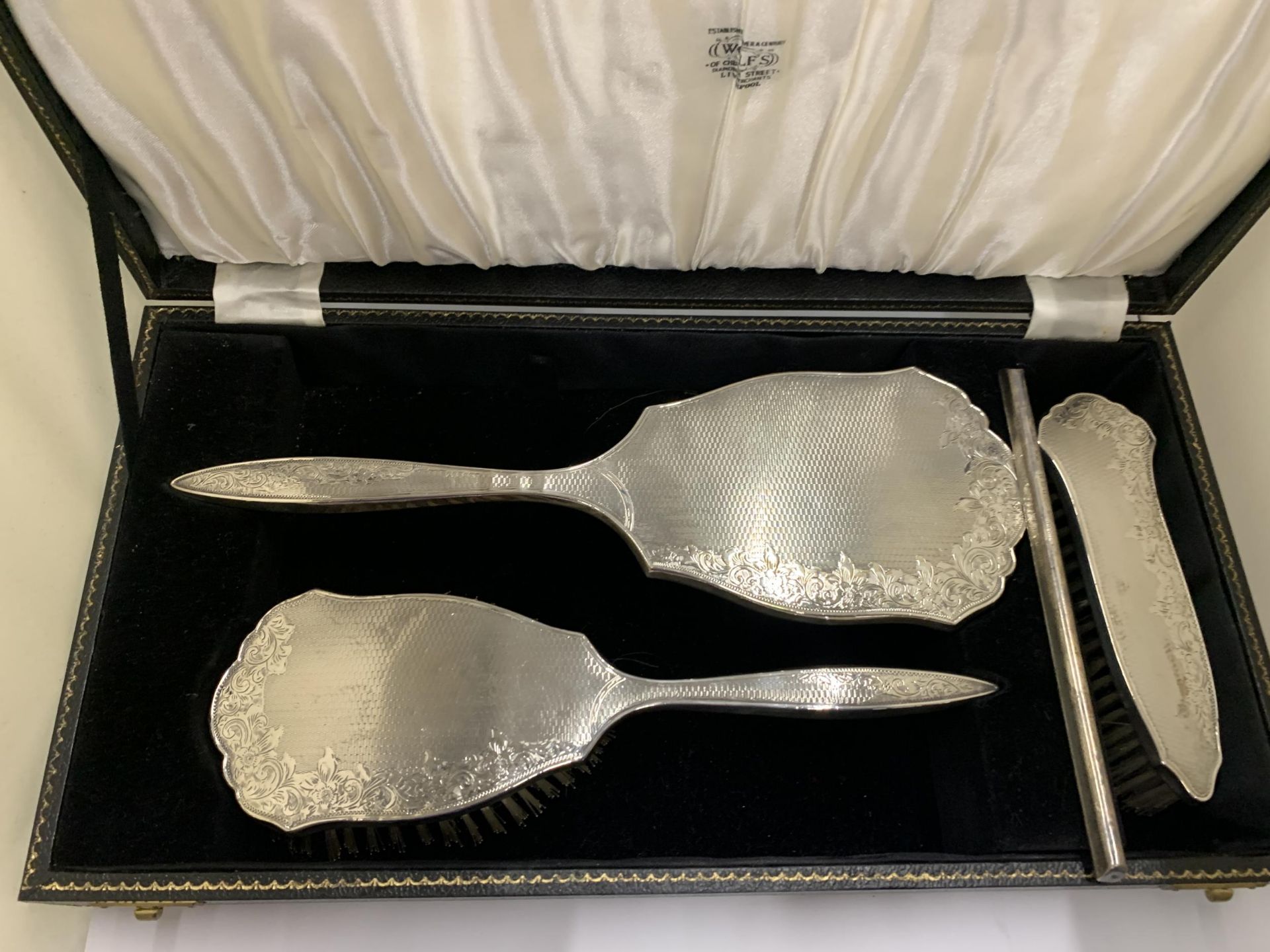 A HALLMARKED BIRMINGHAM SILVER BRUSH AND MIRROR SET IN ORIGINAL BOX (COMB A/F) - Image 2 of 5