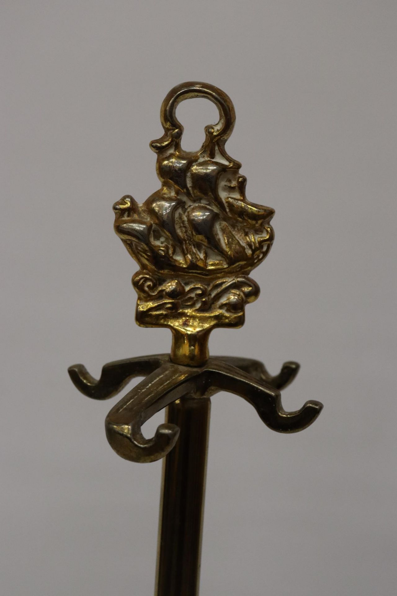 A BRASS COMPANION SET AND STAND WITH GALLEON HANDLES - Image 6 of 6