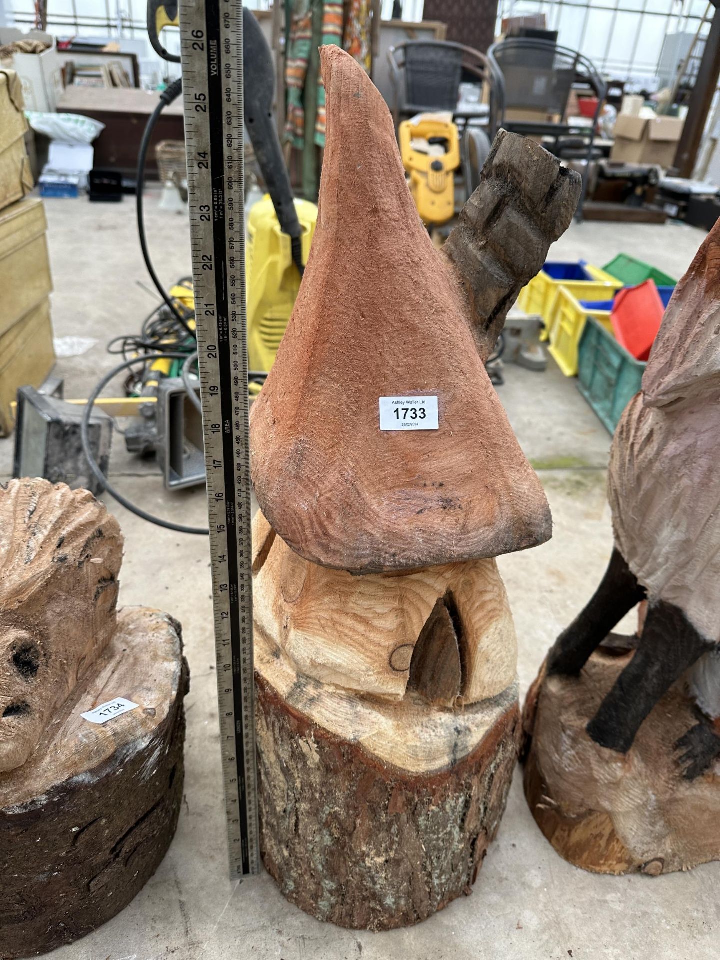 A TOADSTOOL HOUSE CHAINSAW CARVING (H:67CM)
