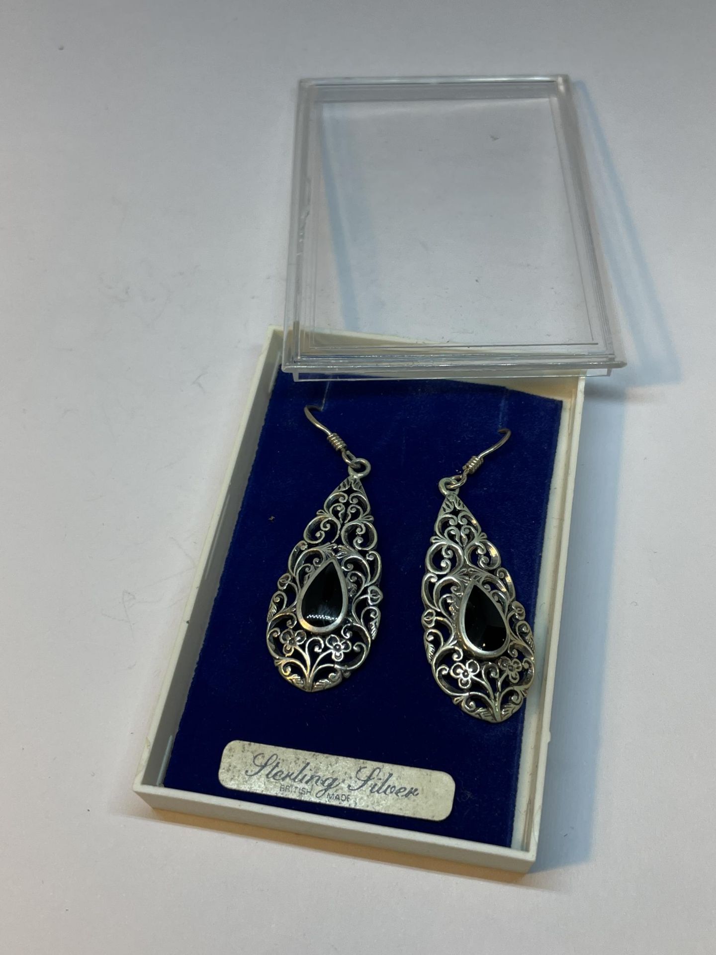 A PAIR OF SILVER AND BLACK STONE DROP EARRINGS IN A PRESENTATION BOX