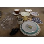 A MIXED VINTAGE LOT TO INCLUDE CABINET PLATES, GLASSWARE, TILES, ETC