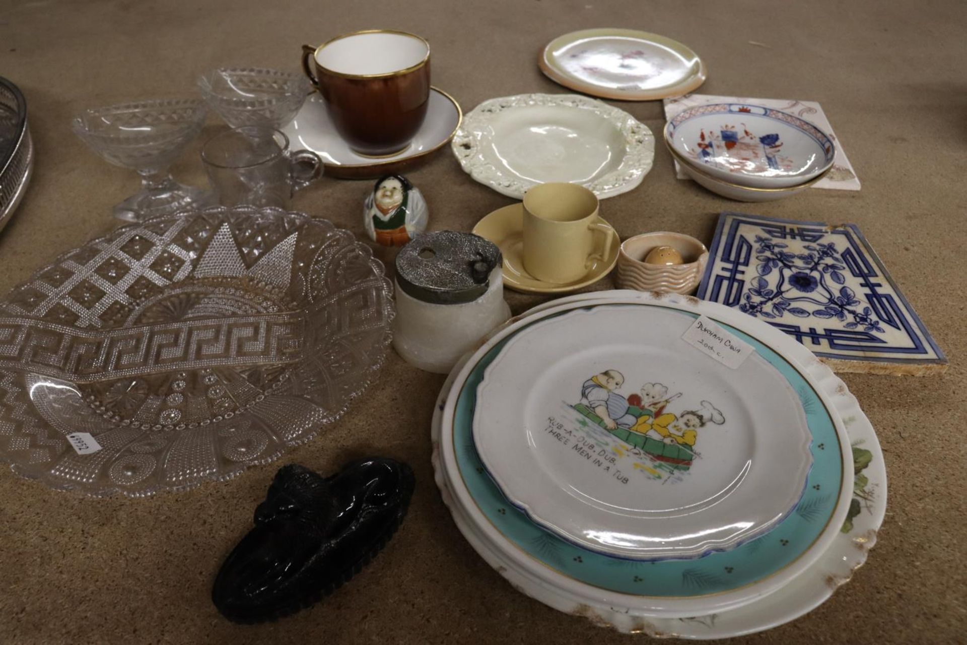 A MIXED VINTAGE LOT TO INCLUDE CABINET PLATES, GLASSWARE, TILES, ETC