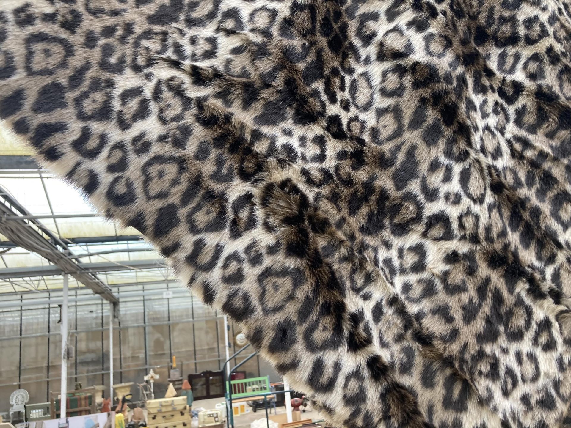 A MODERN GREY SHAGGY LEOPARD PRINT RUG - Bild 2 aus 2