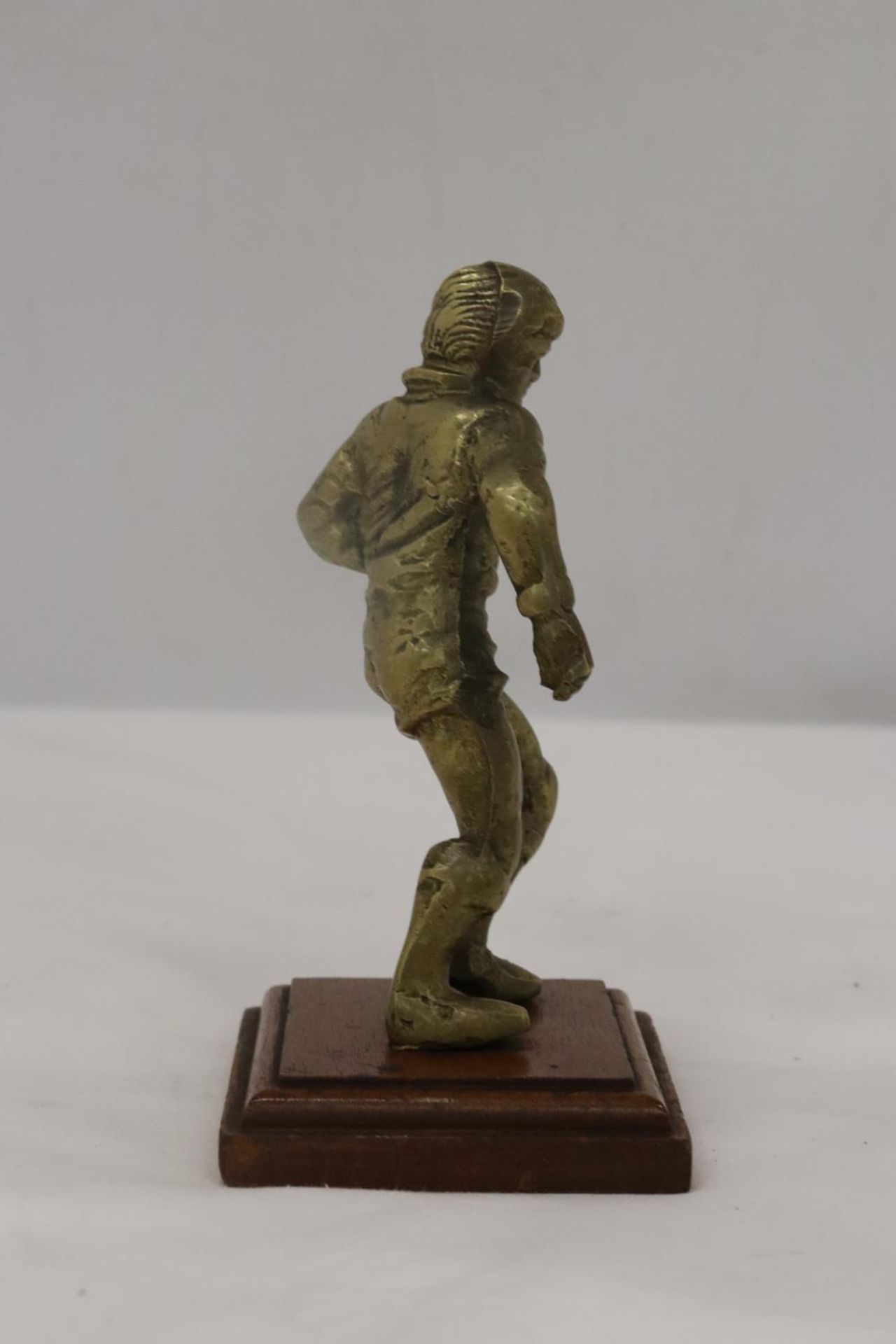 A VINTAGE BRASS RUGBY PLAYER ON A WOODEN PLINTH - Image 2 of 5