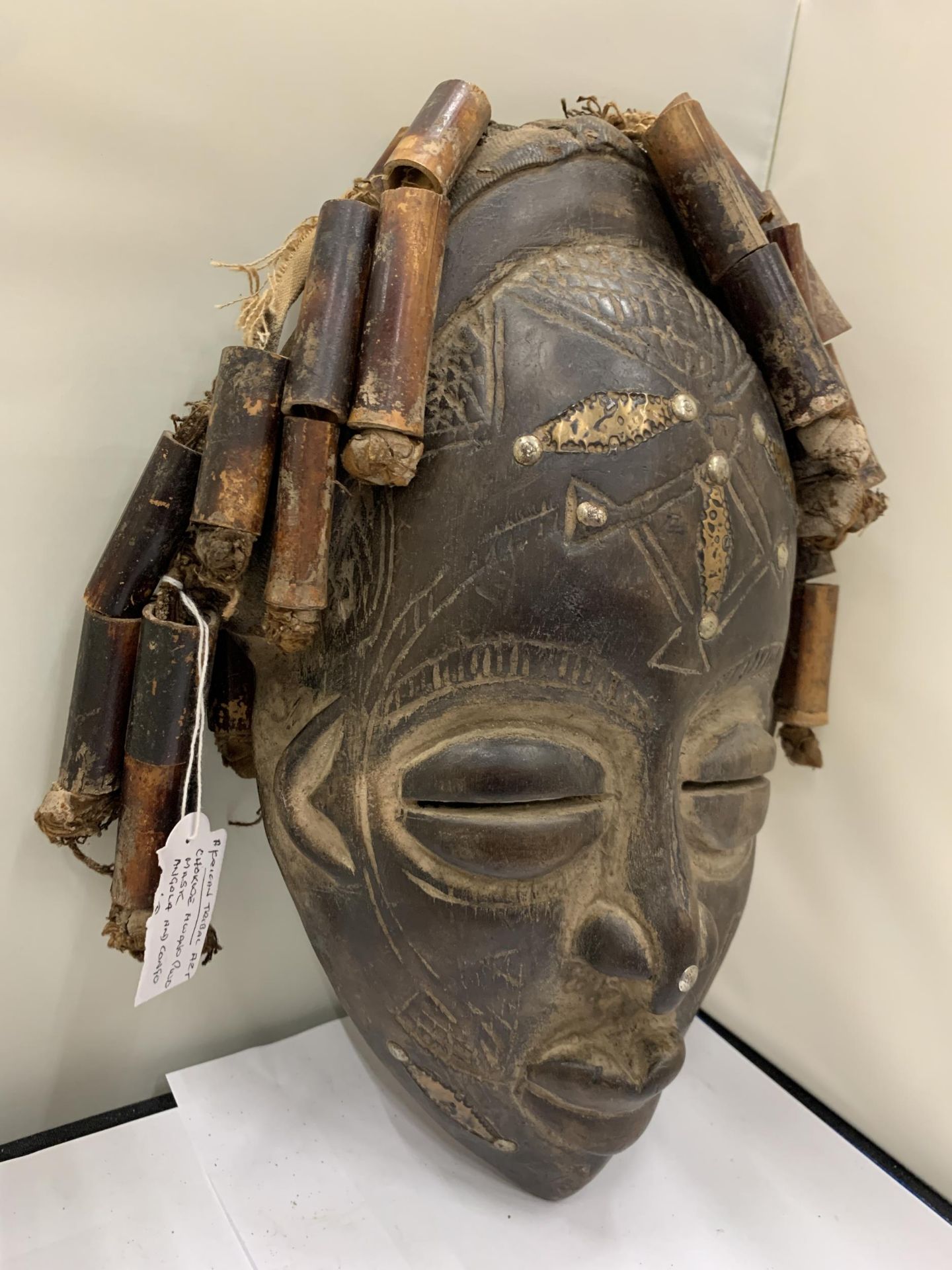 AN AFRICAN TRIBAL ART CHOKWE AWANGO PWO ANGOLA AND CONGO MASK - Bild 3 aus 3