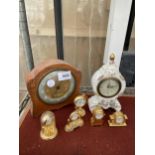 AN ASSORTMENT OF CLOCKS TO INCLUDE AN OAK SMITHS MANTLE CLOCK AND FIVE MINIATURE BRASS 'PARK LANE'