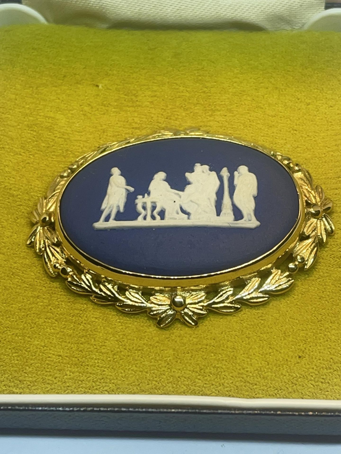 TWO WEDGWOOD JASPERWARE BROOCHES - Bild 4 aus 5