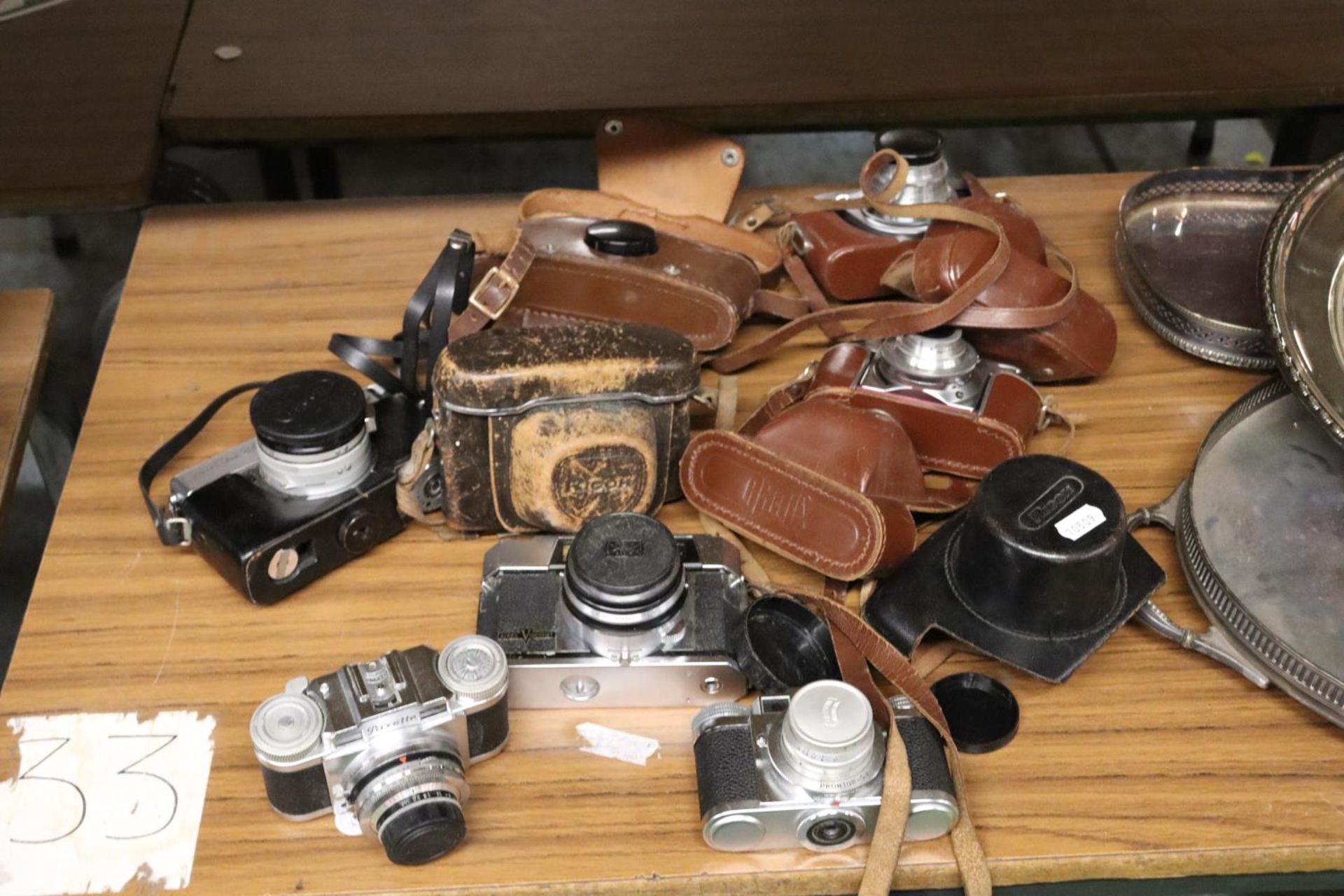 A COLLECTION OF VINTAGE CAMERAS TO INCLUDE A BRAUN PAXETTE, RICOH 300, ALTIX-N, PURMA SPCIAL, ETC,