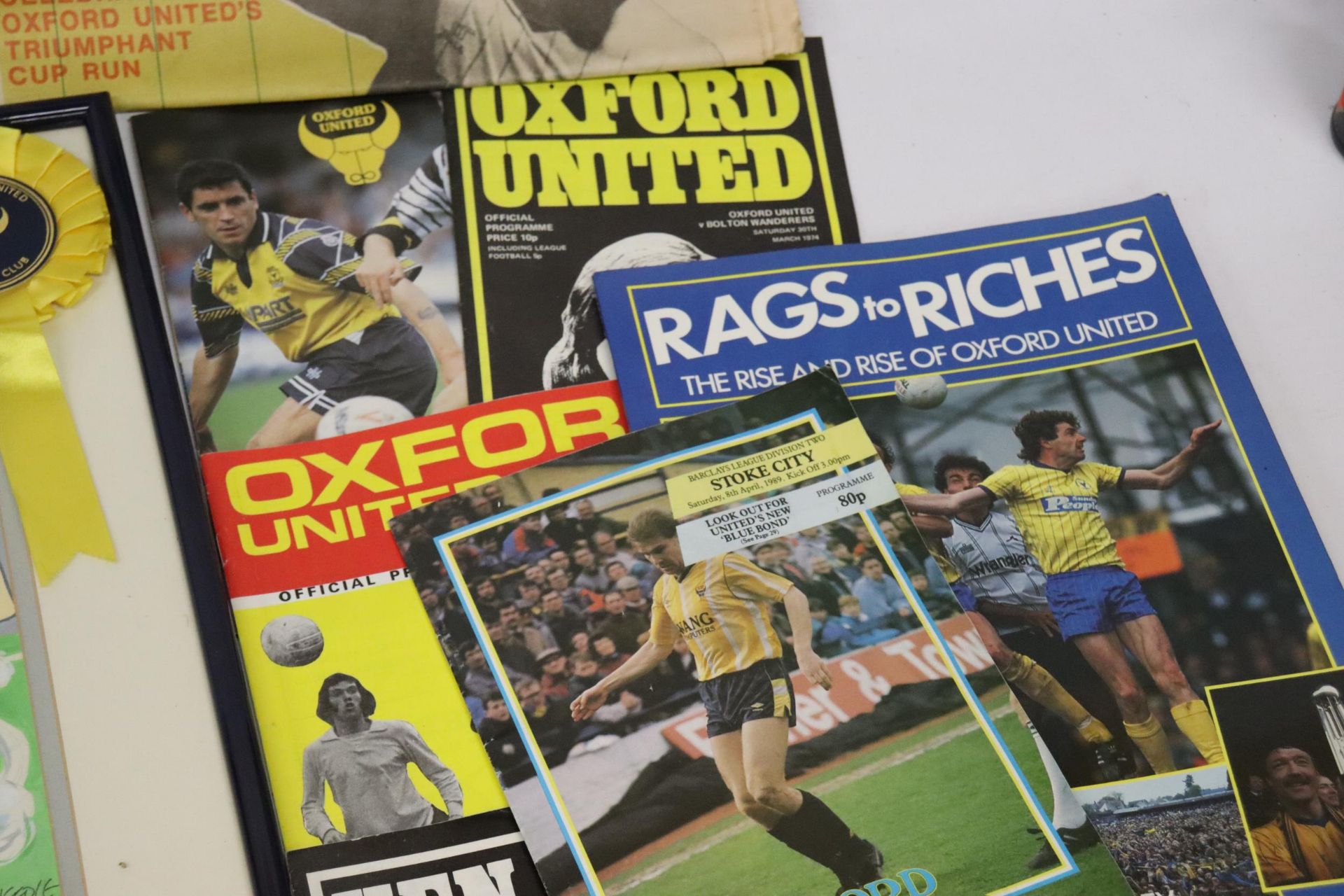 A LARGE QUANTITY OF MEMORABILIA AND EPHEMERA RELATING TO OXFORD UNITED AND KEN FISH, TO INCLUDE AN - Image 4 of 9