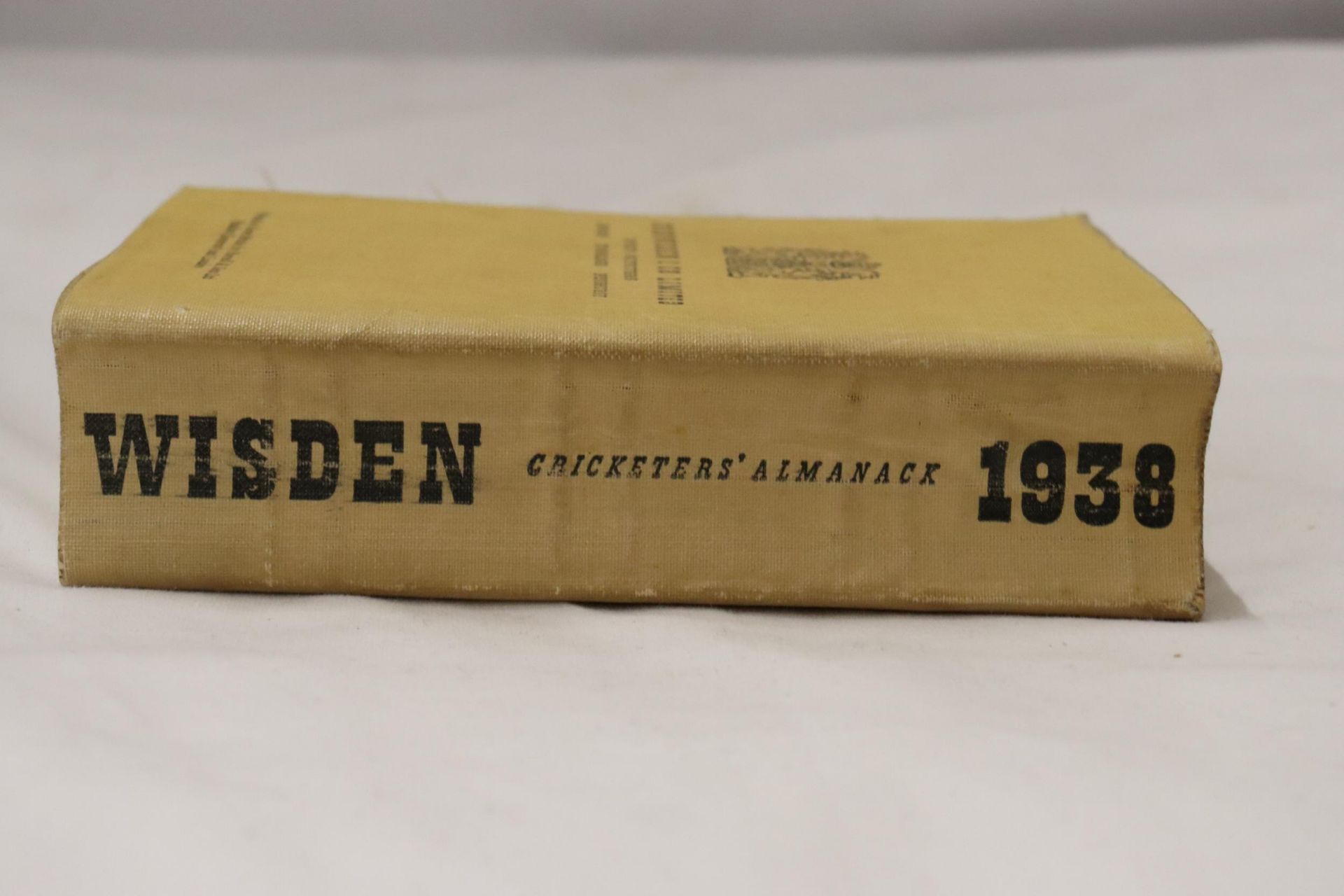 A 1938 COPY OF WISDEN'S CRICKETER'S ALMANACK. THIS COPY IS IN USED CONDITION, THE SPINE IS INTACT. - Bild 2 aus 4
