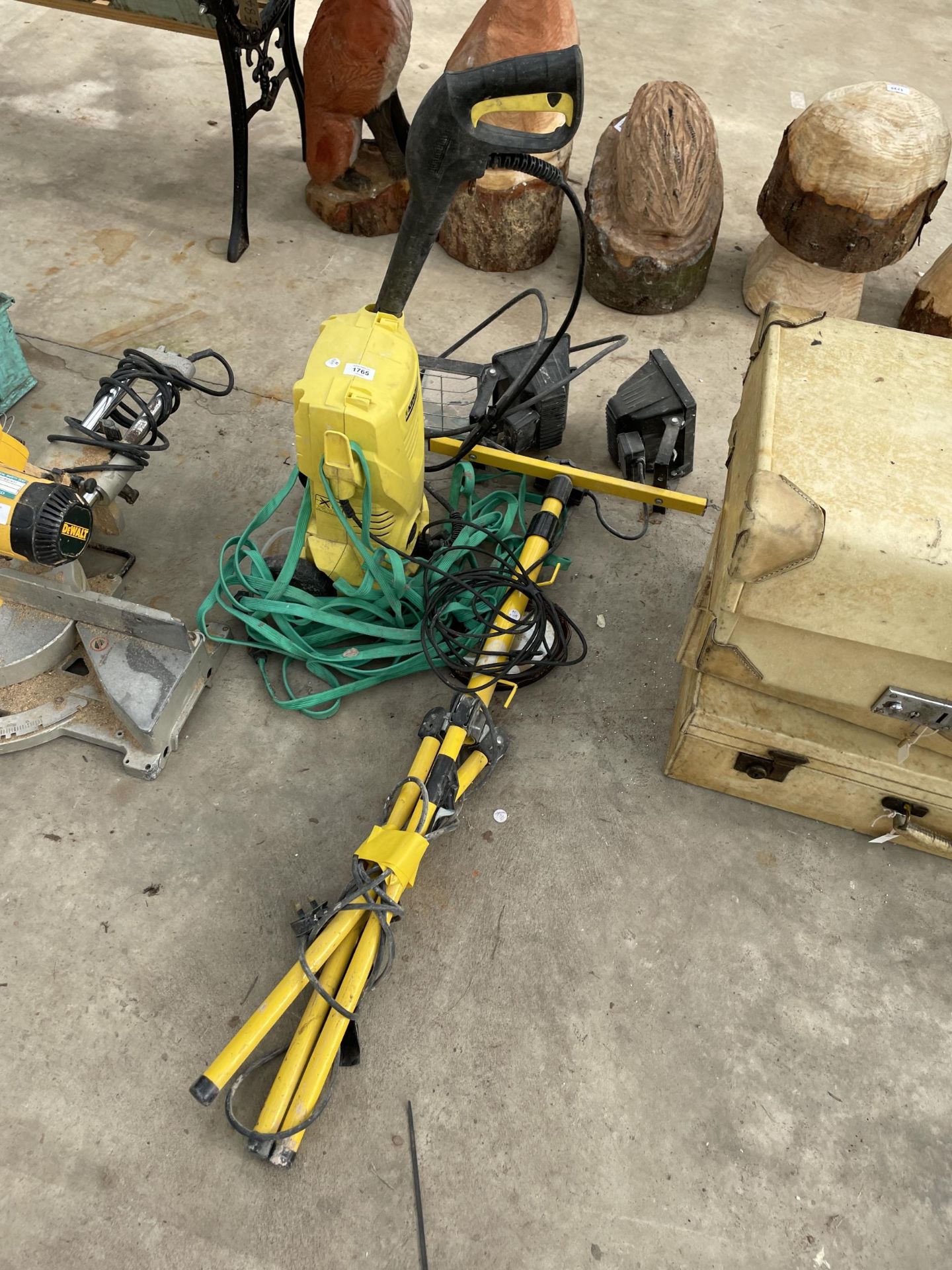 A KARCHER PRESSURE WASHER AND A TRIPOD WORKLIGHT BELIEVED IN WORKING ORDER BUT NO WARRANTY