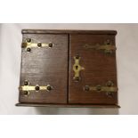 AN OAK 1920'S JEWELLERY BOX