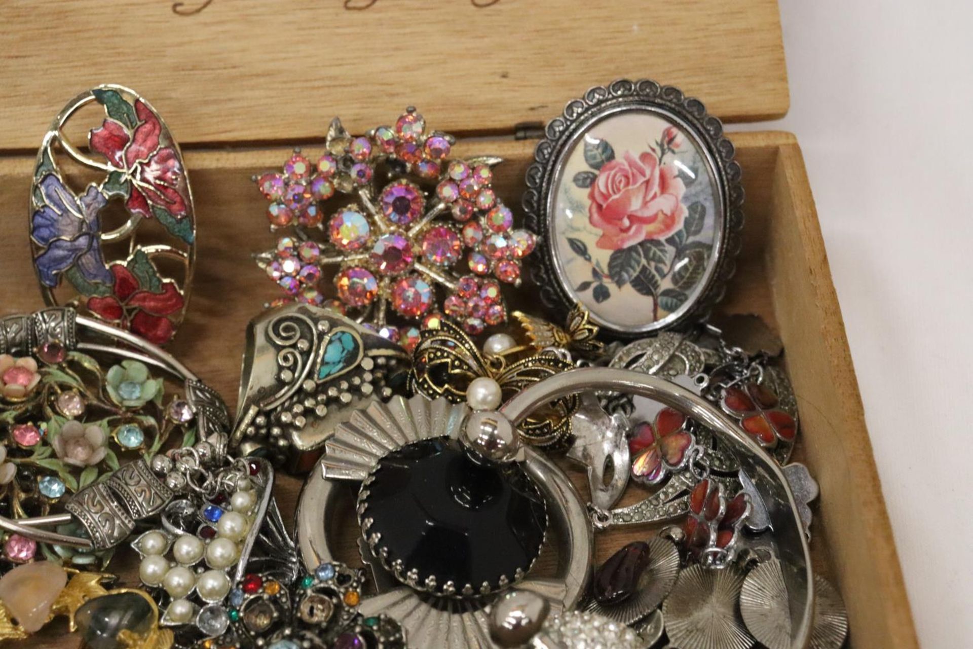 A QUANTITY OF VINTAGE COSTUME JEWELLERY TO INCLUDE RINGS, BROOCHES AND NECKLACES IN A CIGAR BOX - Image 4 of 10