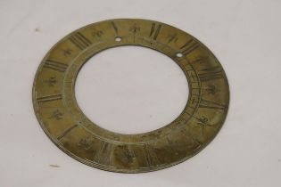 A LARGE VINTAGE BRASS CLOCK CHAPTER RING, DIAMETER 23CM