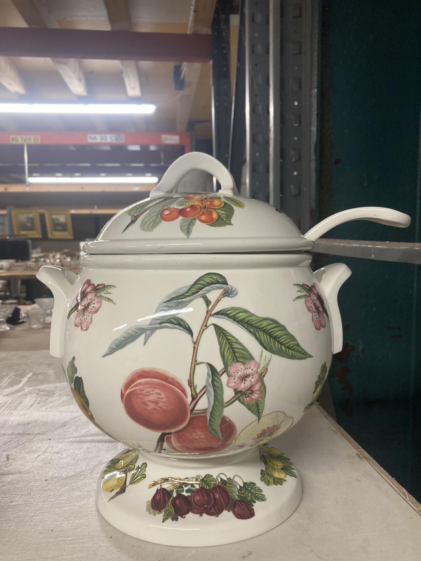 THREE LARGE ITEMS OF PORTMERION POTTERY TO INCLUDE ALIDDED TUREEN WITH LADLE, LARGE BOWL AND VASE - Image 6 of 6