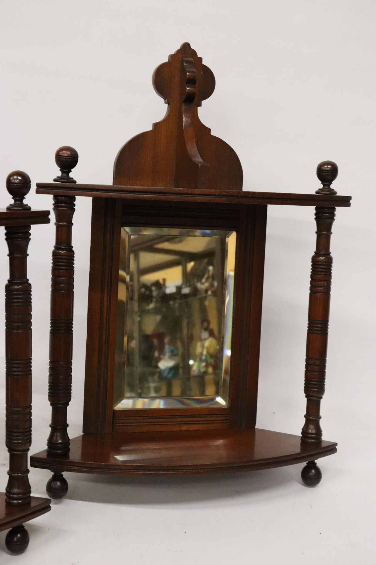 A PAIR OF EDWARDIAN MAHOGANY MIRRORED CORNER SHELVES WITH TURNED COLUMNS - Image 3 of 6