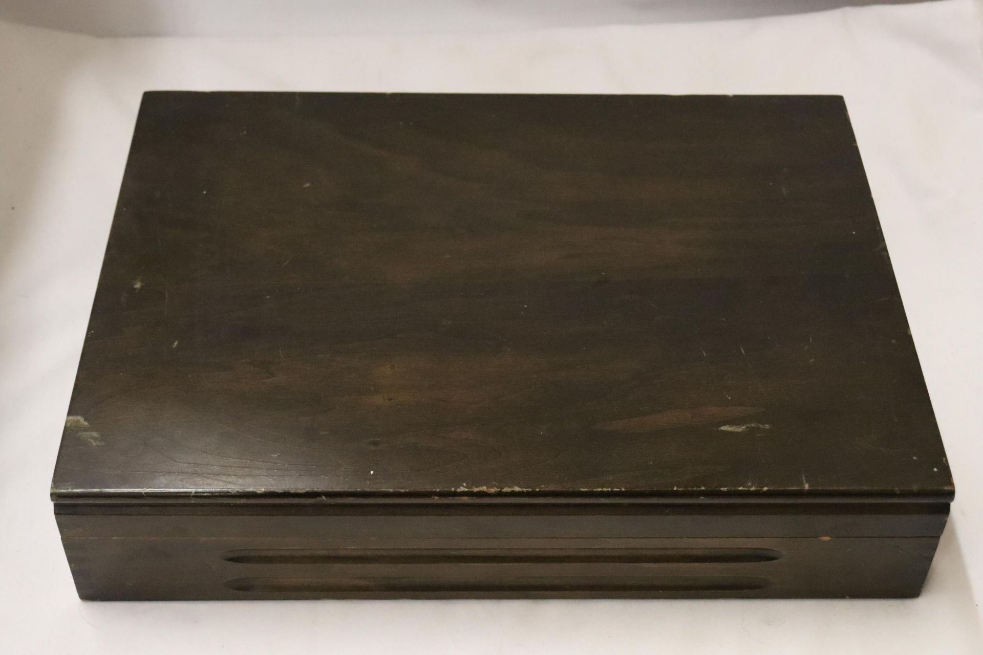 A CANTEEN OF CUTLERY IN A MAHOGANY CASE - Image 6 of 6