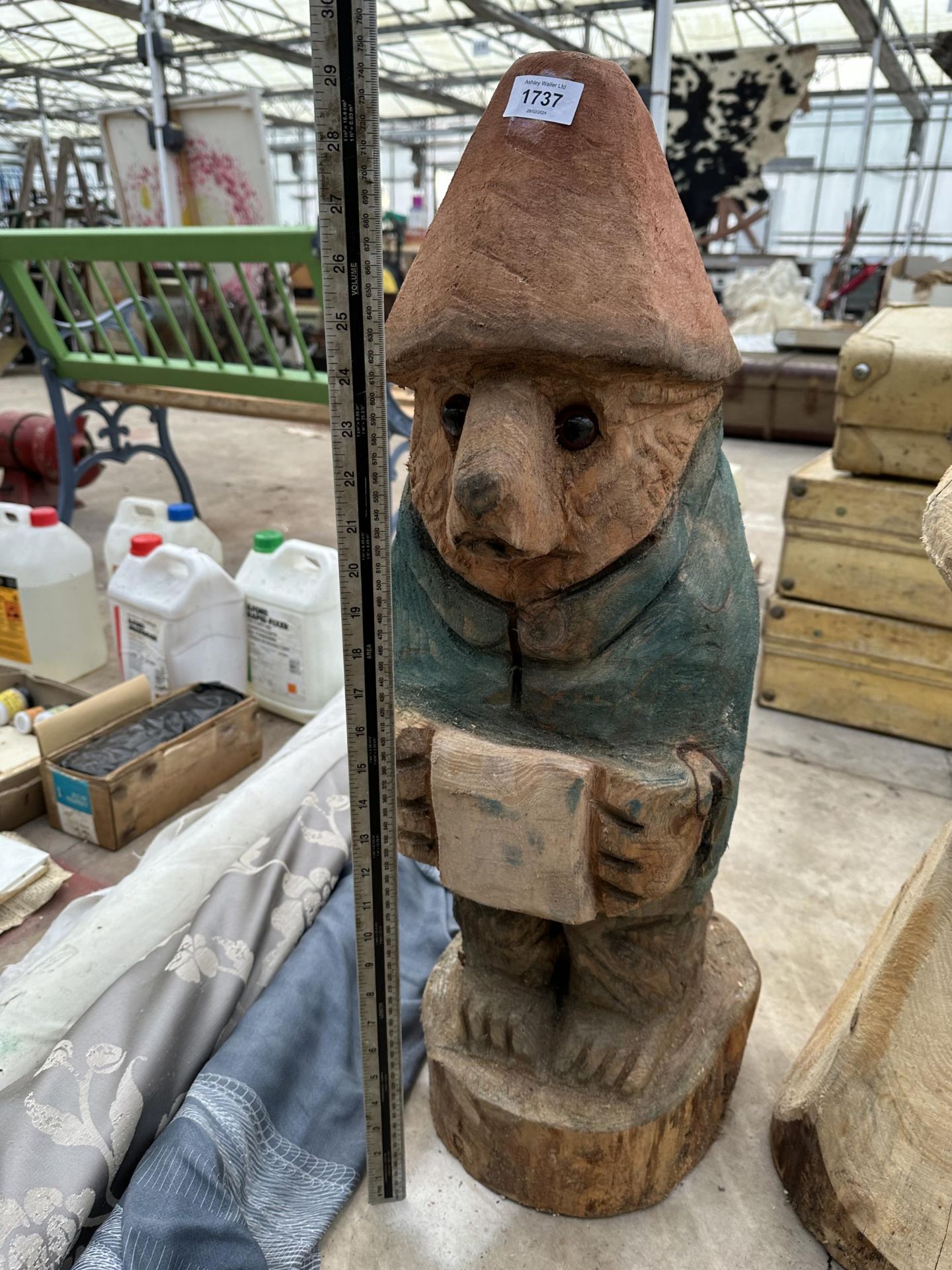 A CHAINSAW CARVED PADDINGTON BEAR (H:80CM)