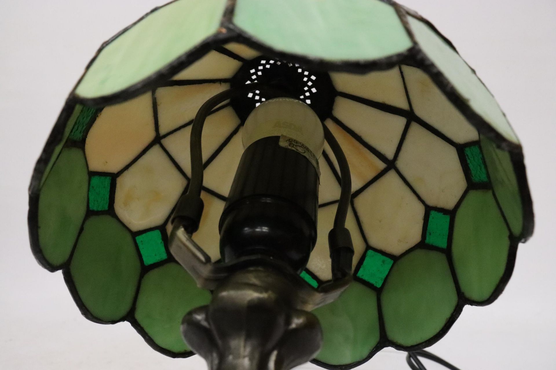 A TIFFANY STYLE TABLE LAMP - Image 4 of 4