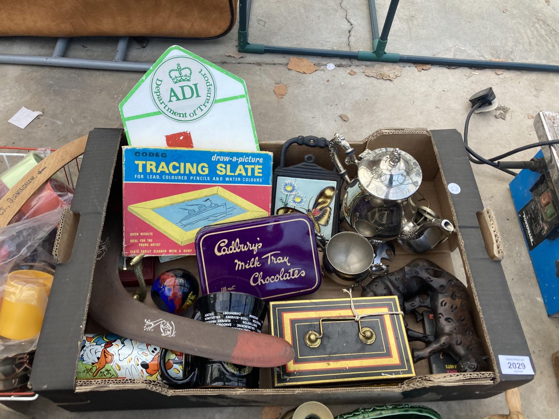 AN ASSORTMENT OF ITEMS TO INCLUDE A SILVER PLATED COFFEE POT, BRASS CANDLESTICKS AND FURTHER BRASS - Image 3 of 4