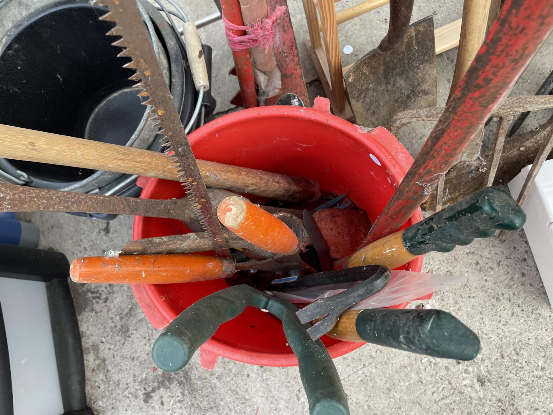 AN ASSORTMENT OF ITEMS TO INCLUDE FORKS, SPADE, AXE AND SHEARS ETC - Bild 3 aus 6