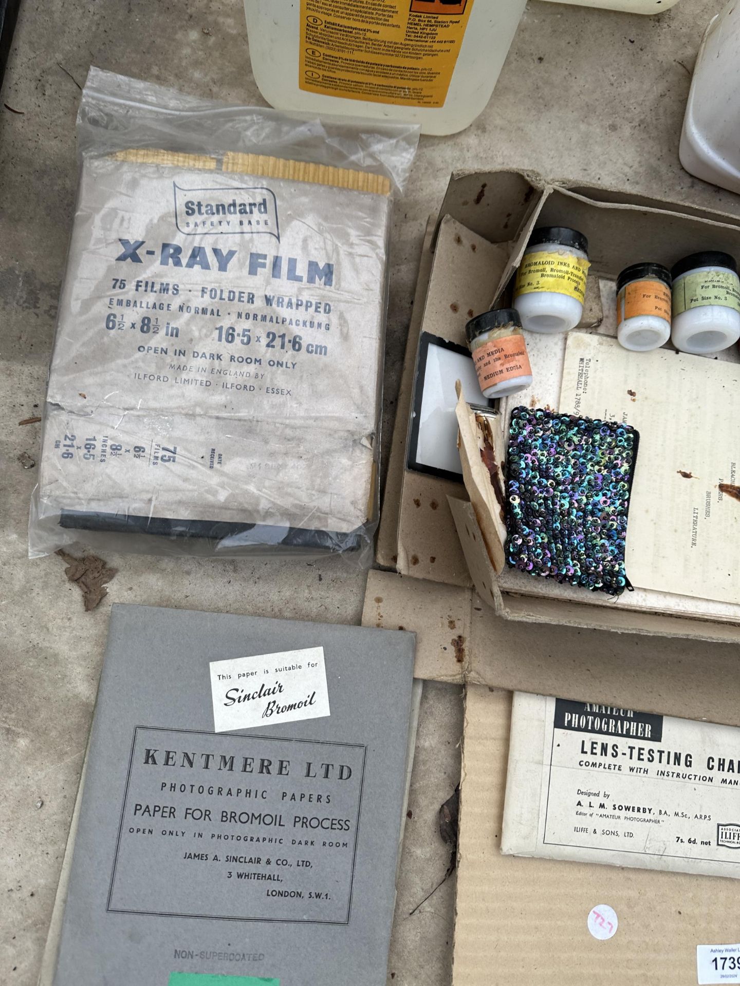 AN ASSORTMENT OF PHOTGRAPH DEVELOPMENT ITEMS TO INCLUDE LIGUID AND X-RAY FILM FOLDERS ETC - Image 2 of 3