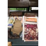 A COLLECTION OF VINTAGE BOXING ITEMS TO INCLUDE GLOVES, BOOK AND MAGAZINES