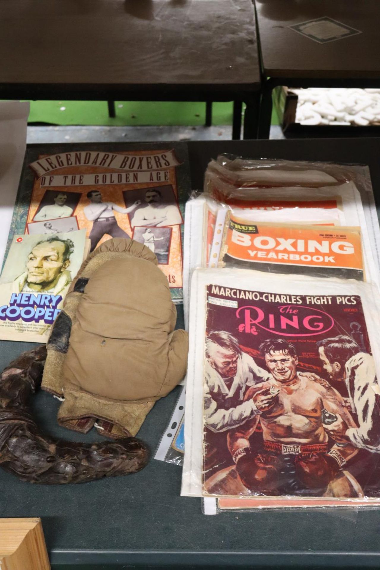 A COLLECTION OF VINTAGE BOXING ITEMS TO INCLUDE GLOVES, BOOK AND MAGAZINES