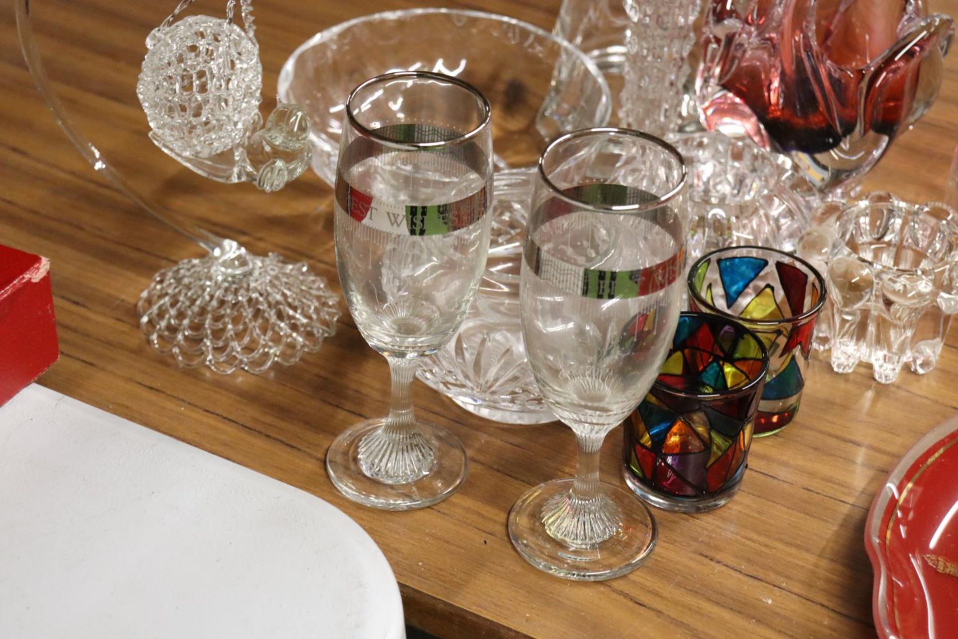 A QUANTITY OF GLASSWARE TO INCLUDE PAPERWEIGHTS, CANDLE HOLDERS, A SCOTLAND WALL PLATE, BOWLS, ETC - Image 6 of 6