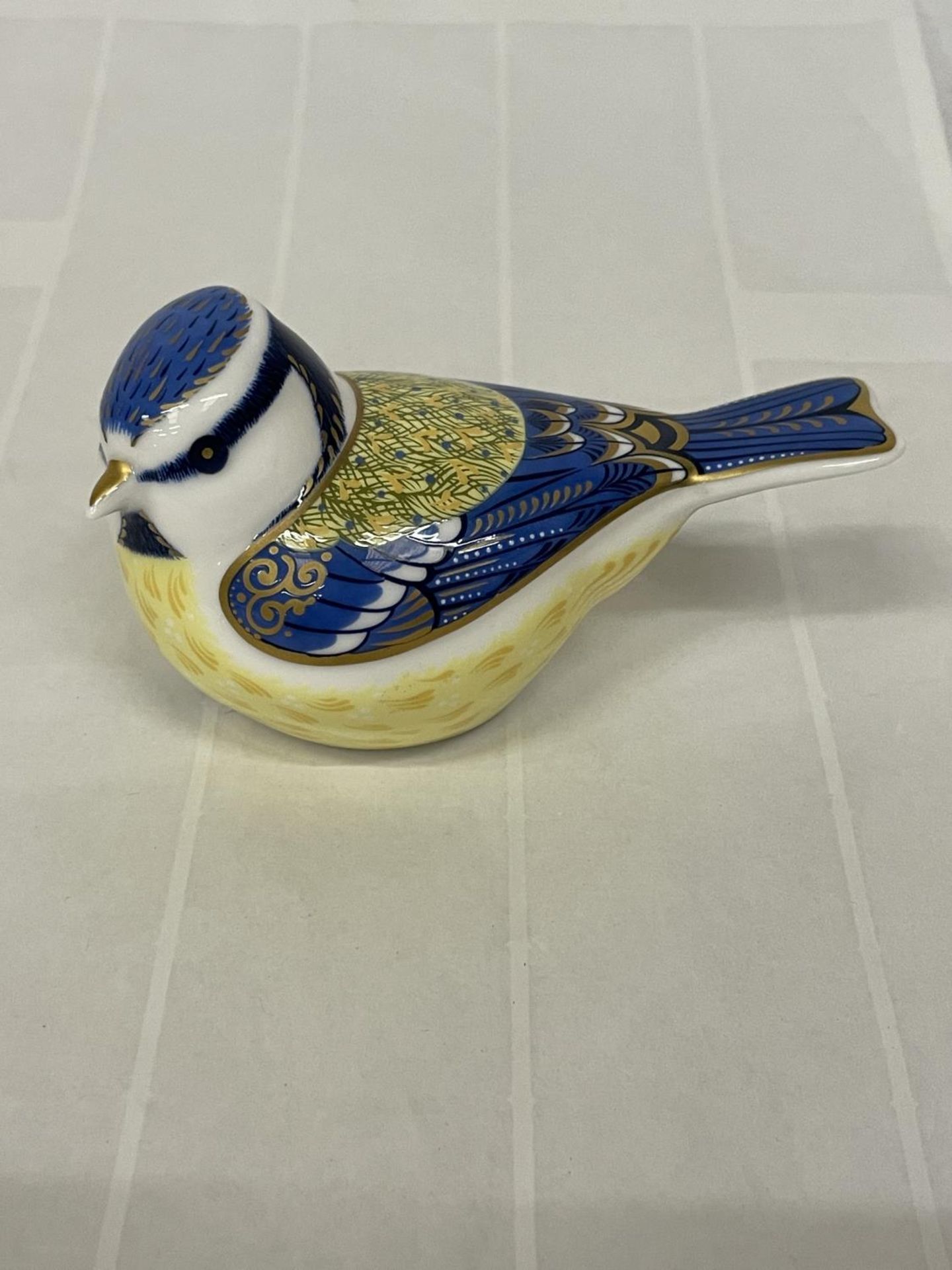 A ROYAL CROWN DERBY PAPERWEIGHT GARDEN BLUE TIT WITH GOLD COLOURED STOPPER