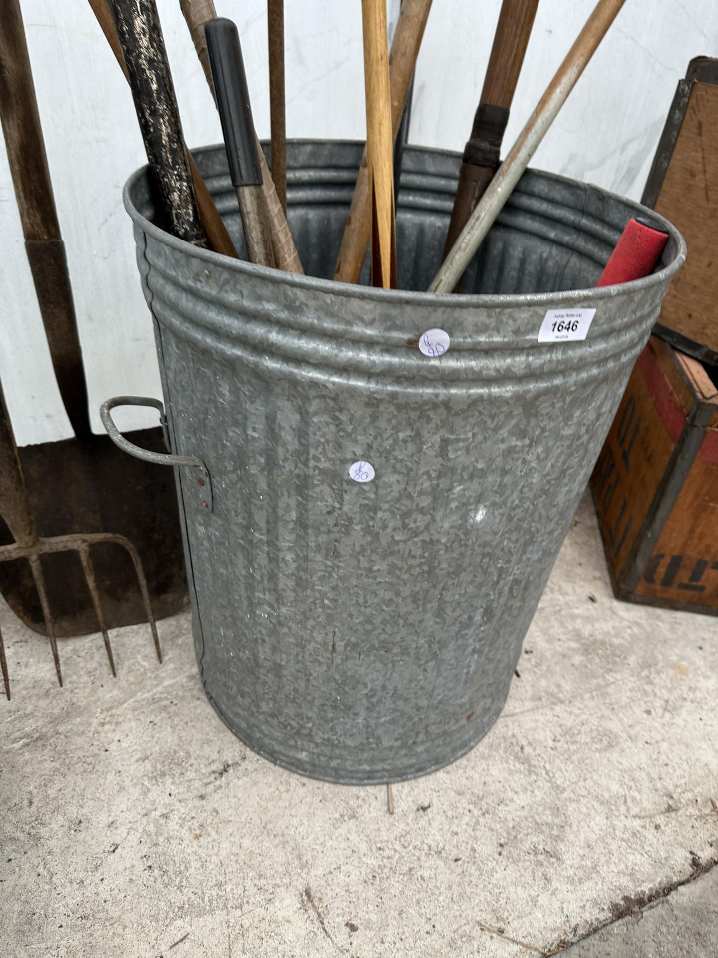 A GALVANISED DUSTBIN WITH AN ASSORTMENT OF GARDEN TOOLS TO INCLUDE SPADE, FORK AND SHEARS ETC - Image 2 of 3