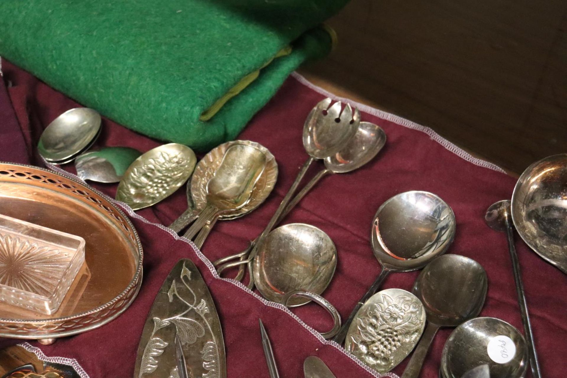 A LARGE QUANTITY OF VINTAGE FLATWARE TO INCLUDE A LADEL, BERRY SPOONS, CAKE SLICES, SERVING - Image 4 of 6