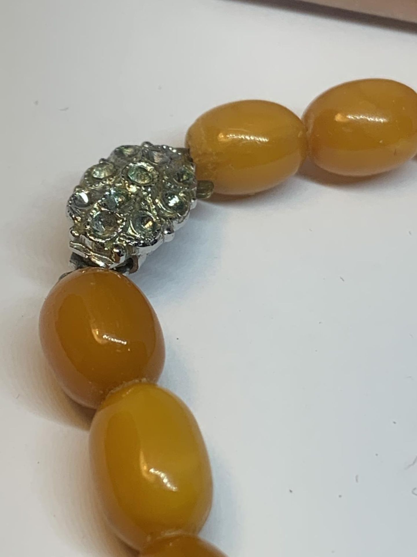 A BALTIC BUTTERSCOTCH AMBER NECKLACE IN A PRESENTATION BOX - Image 3 of 4