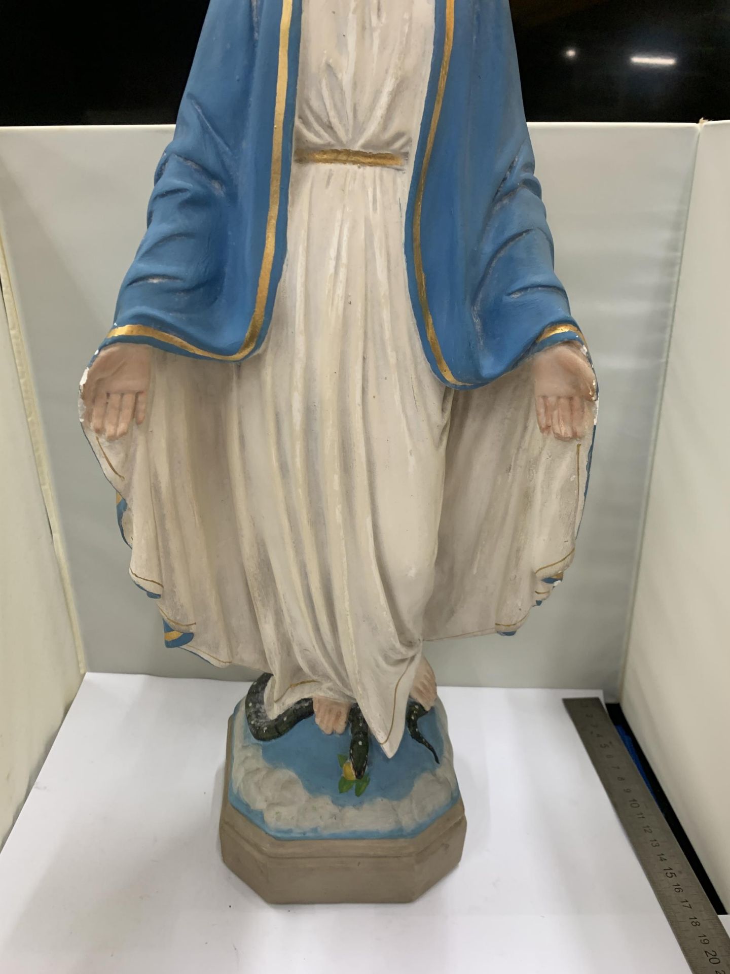 A LARGE FIGURE OF THE VIRGIN MARY 52CM TALL - Image 4 of 6