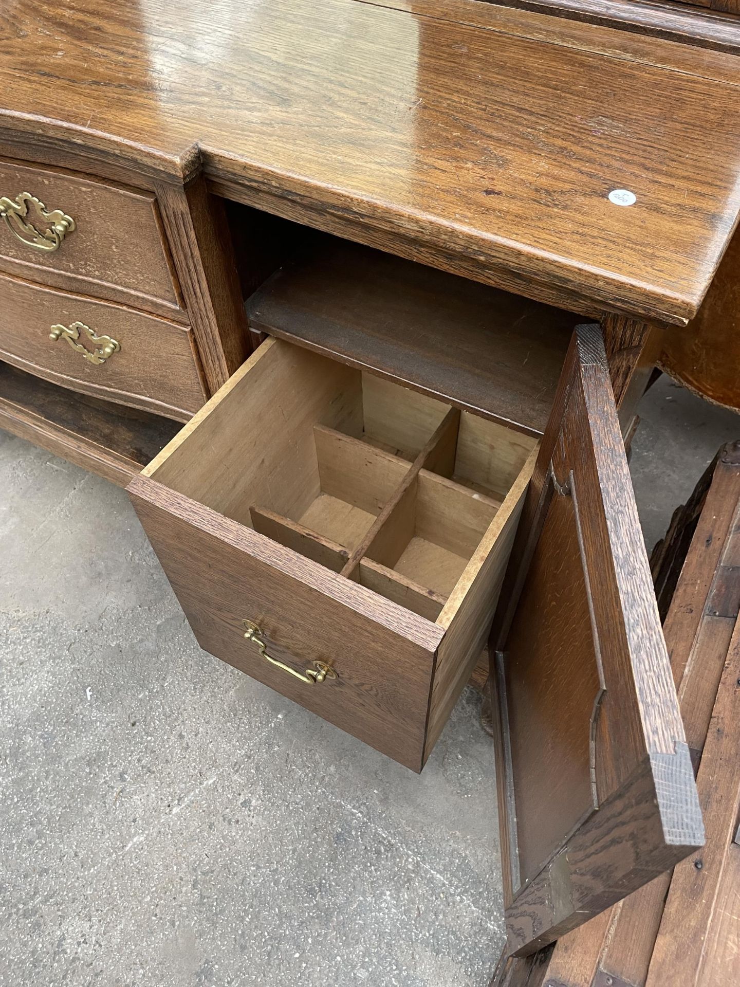 AN EDWARDIAN OAK MIRROR-BACK SIDEBOARD ENCLOSING TWO GLAZED CUPBOARDS TO UPPER PORTION - 60 INCH - Image 7 of 9