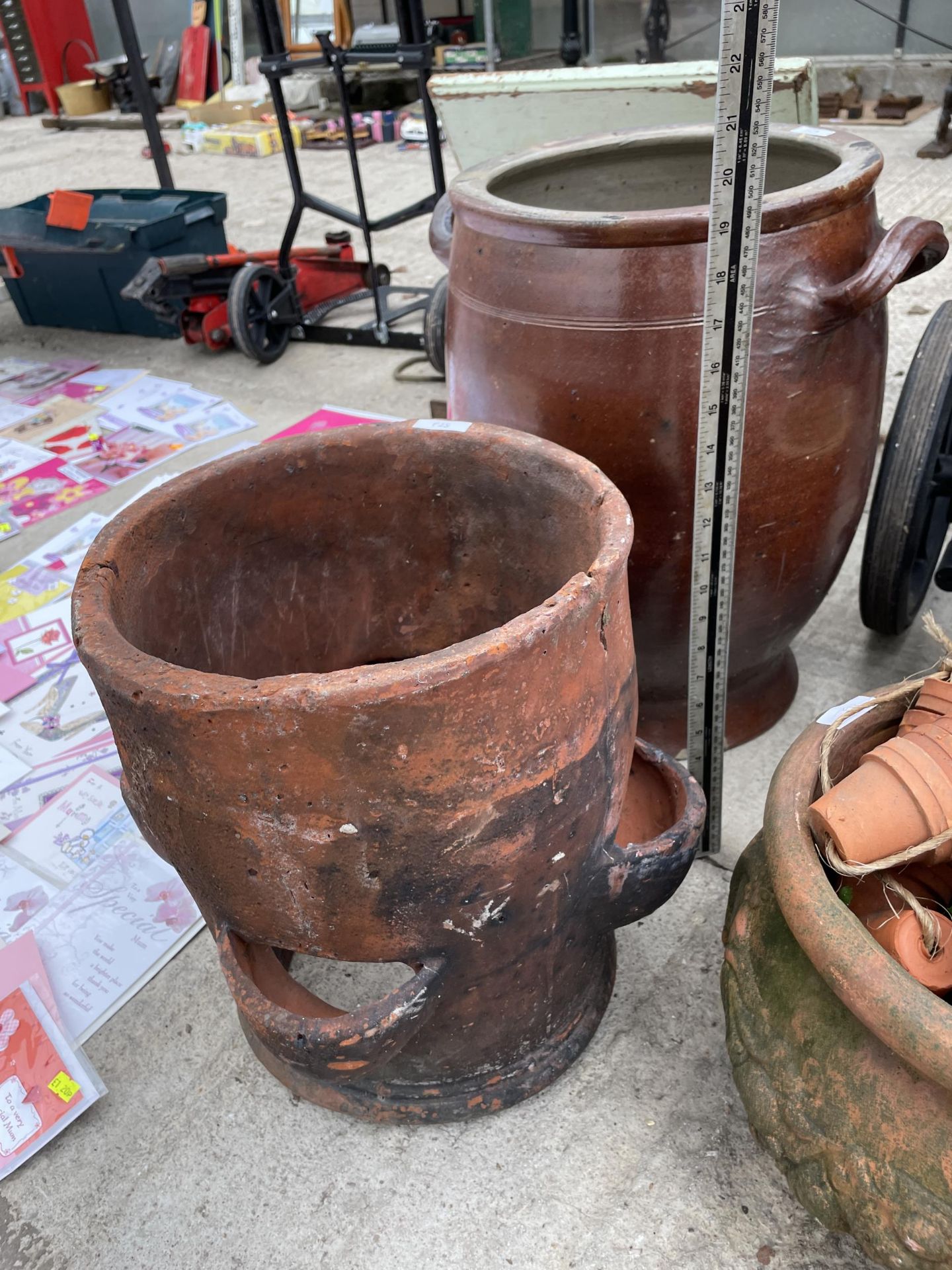 AN ASSORTMENT OF GARDEN ITEMS TO INCLUDE A TERRACOTTA STRAWBERRY PLANTER, A STONEWARE POT AND A CAST - Image 2 of 4