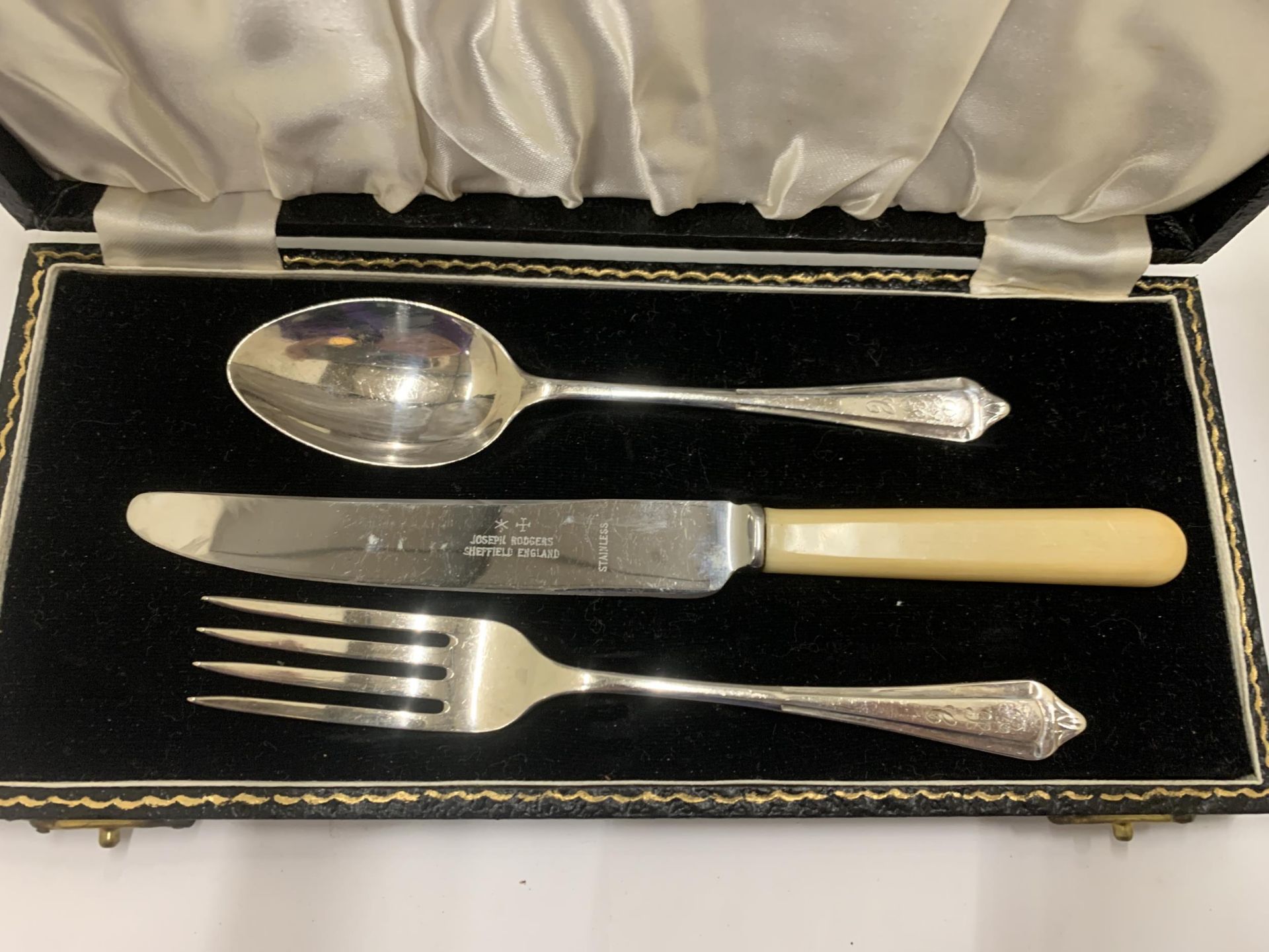 A HALLMARKED BIRMINGHAM SILVER KNIFE, FORK AND SPOON SET IN A PRESENTATION CASE - Image 2 of 3