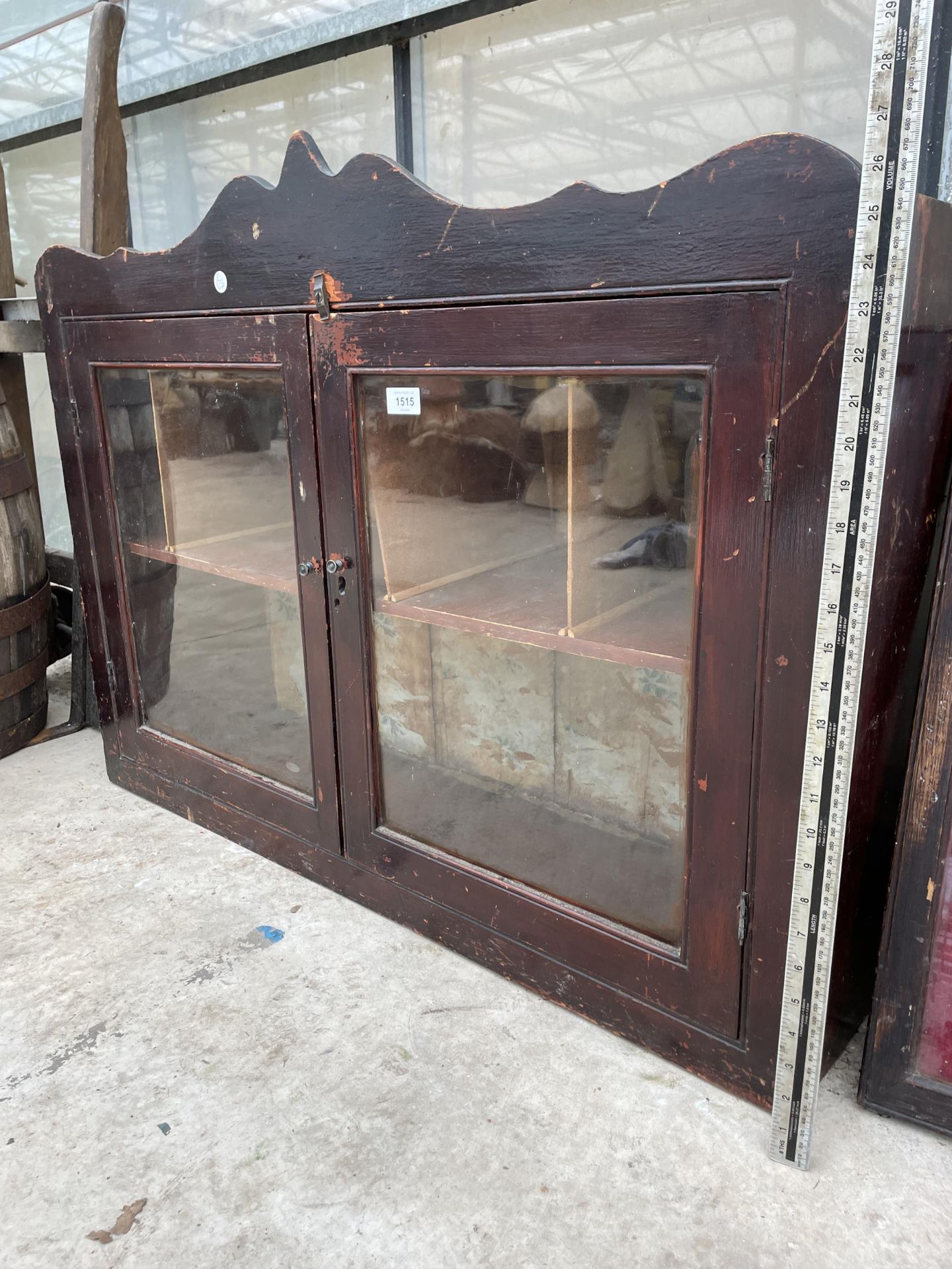 A VINTAGE MAHOGANY WALL UNIT WITH INTERNAL PIGEON HOLE SECTIONS AND GLASS DOORS - Bild 2 aus 4