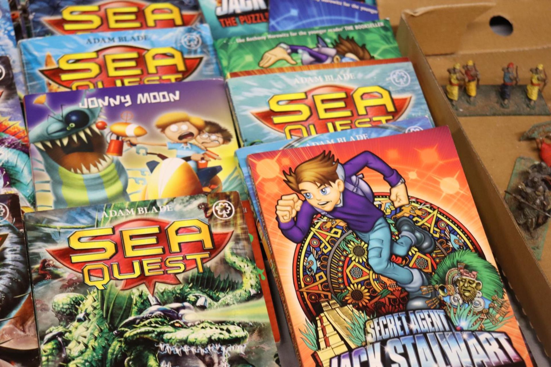 A LARGE COLLECTION OF CHILDREN'S BOOKS TO INCLUDE 'SEA QUEST' BY ADAM BLADE AND SECRET AGENT JACK - Bild 5 aus 5