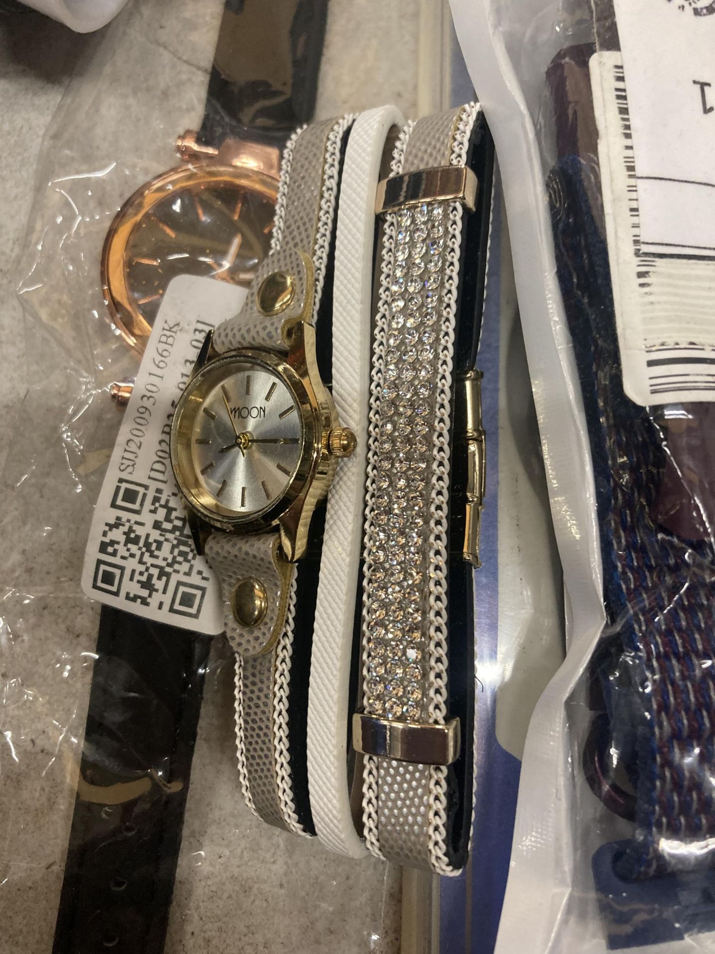 A LARGE QUANTITY OF WRIST WATCHES SOME BOXED TO INCLUDE SEKONDA, ORVIS, TIME COLLECTION ETC - Image 4 of 5