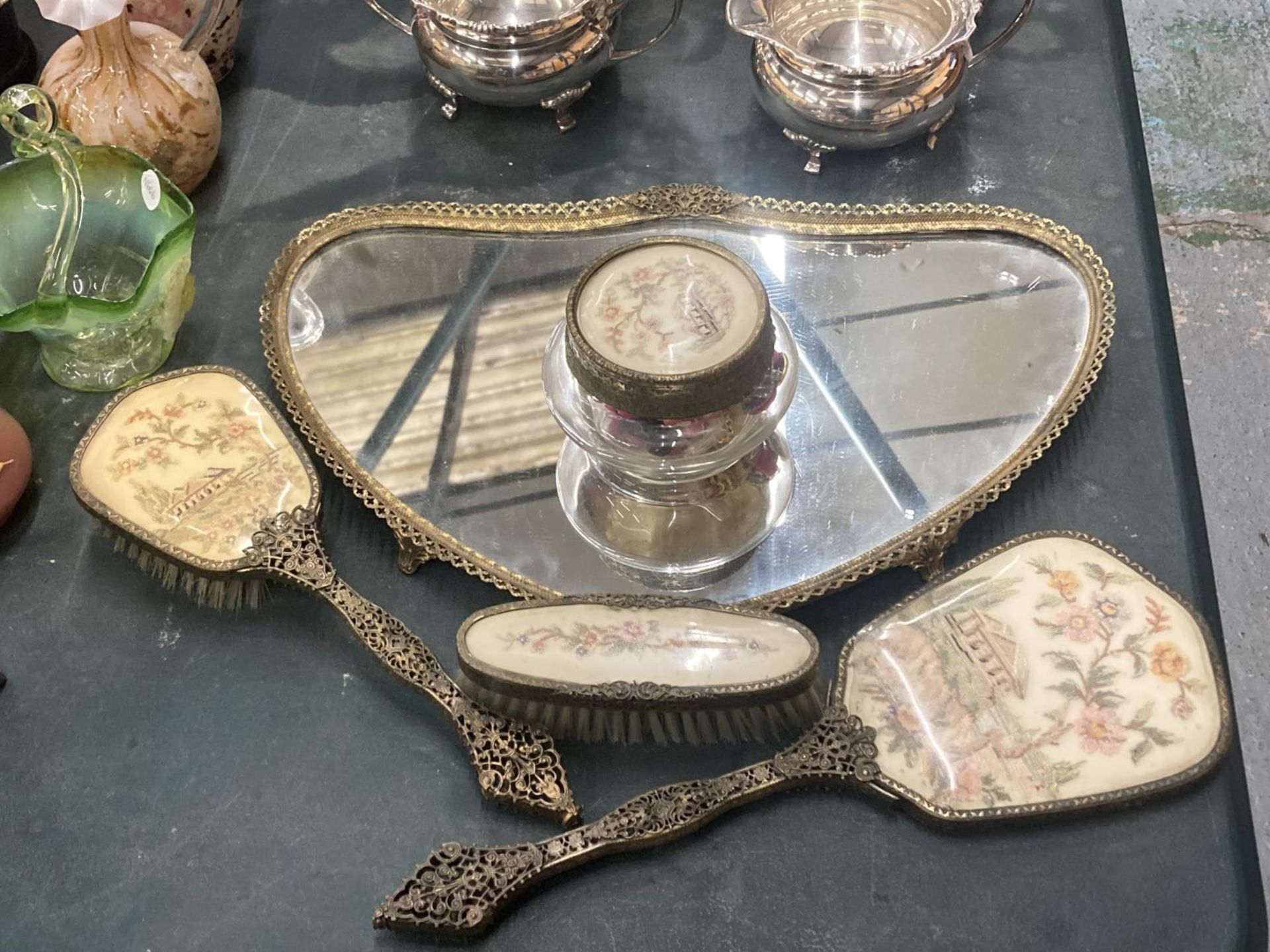 A VINTAGE DRESSING TABLE SET TO INCLUDE A MORRORED TRAY, POT POURRI POT, BRUSH AND MIRROR SET WITH