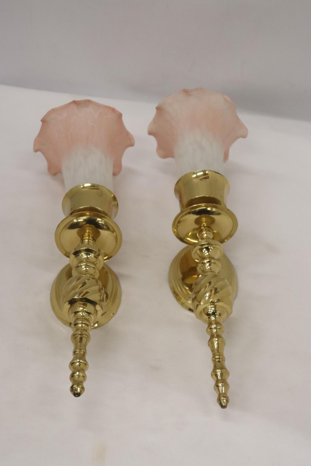 A PAIR OF BRASS WALL LIGHTS WITH FLUTED GLASS SHADES, HEIGHT 36CM - Image 3 of 6