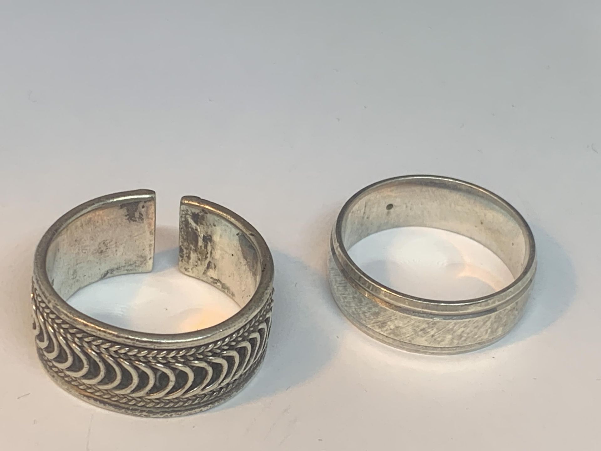 FOUR VARIOUS SILVER RINGS - Image 2 of 3