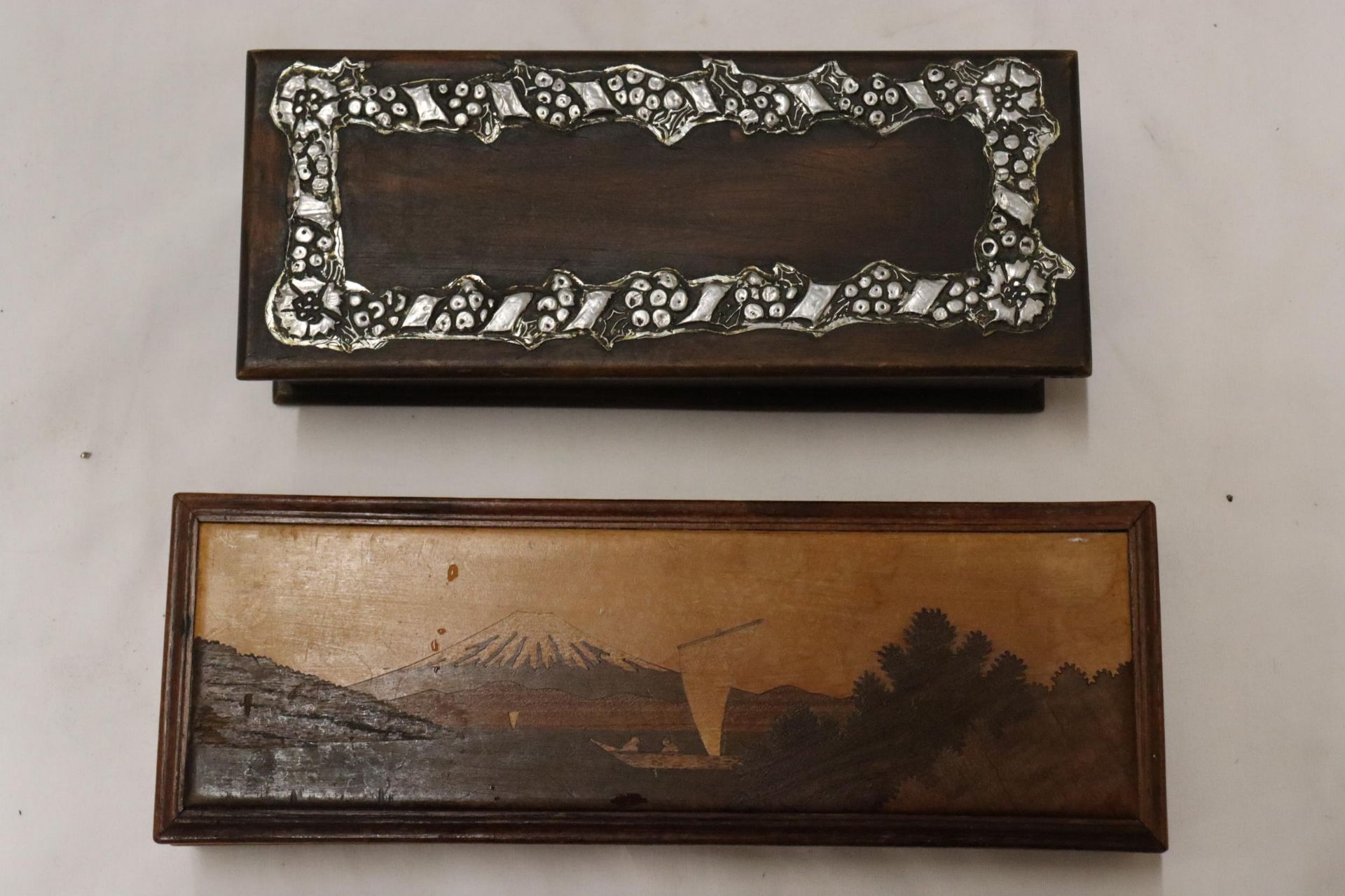 TWO VINTAGE BOXES TO INCLUDE ONE WITH A MARQUETRY IMAGE OF MOUNT FUJI - Image 2 of 7