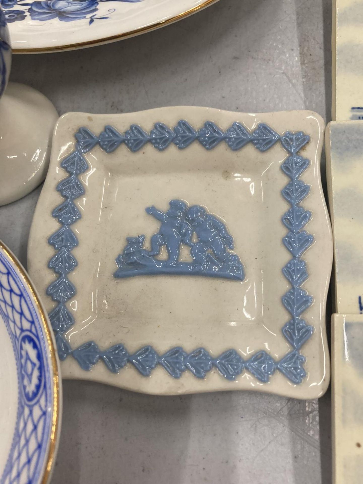 A LARGE COLLECTION OF BLUE AND WHITE PLATES, JUGS, BOWLS, CUPS, SAUCERS, NAPKIN RINGS, ETC TO - Image 3 of 7