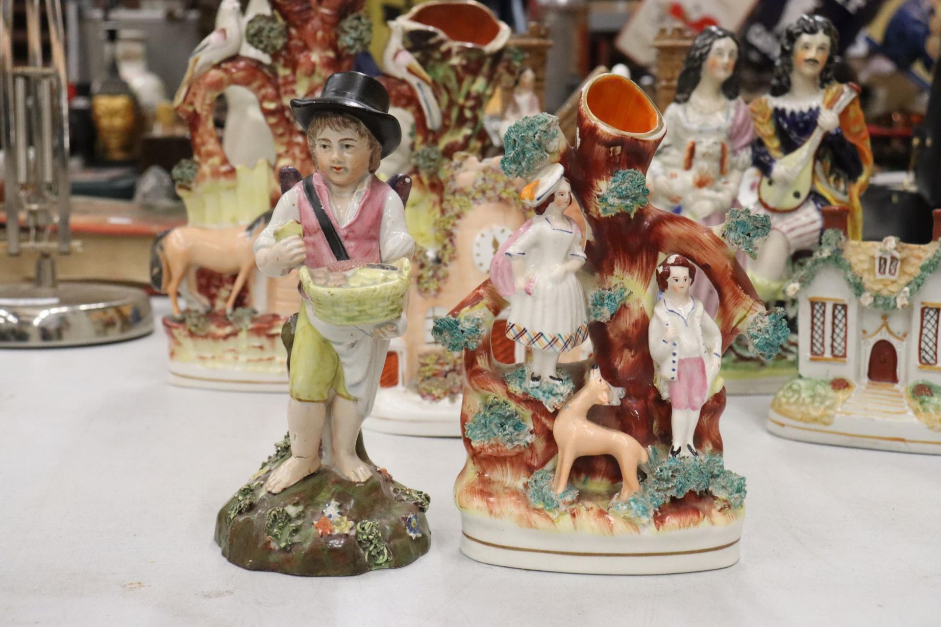 A COLLECTION OF VINTAGE STAFFORDSHIRE FIGURES TO INCLUDE FLATBACKS - 10 IN TOTAL - Image 7 of 11