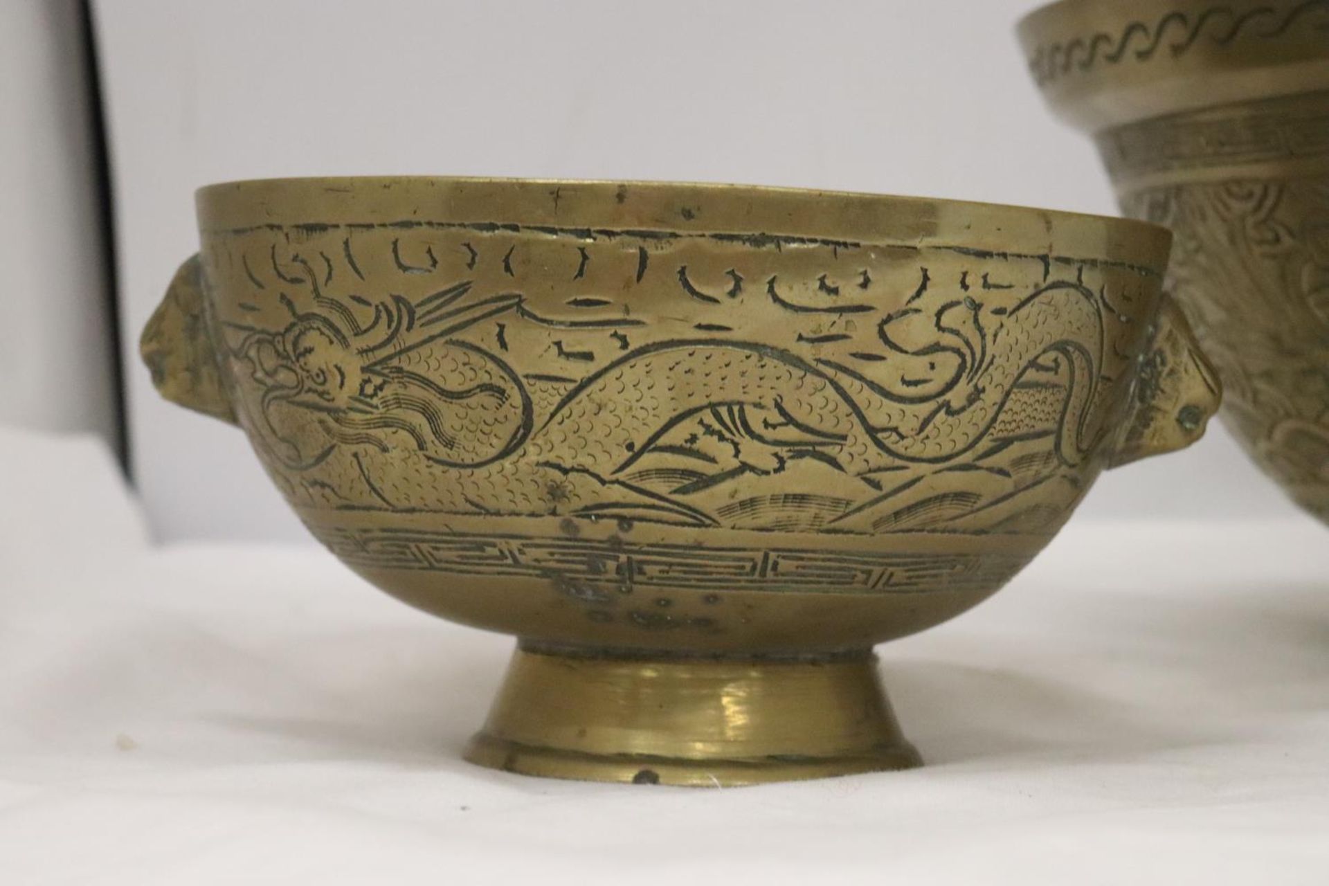 TWO HEAVY BRASS BOWLS WITH ORIENTAL DRAGON DESIGN ONE WITH LION HEAD FEATURES - Image 2 of 10