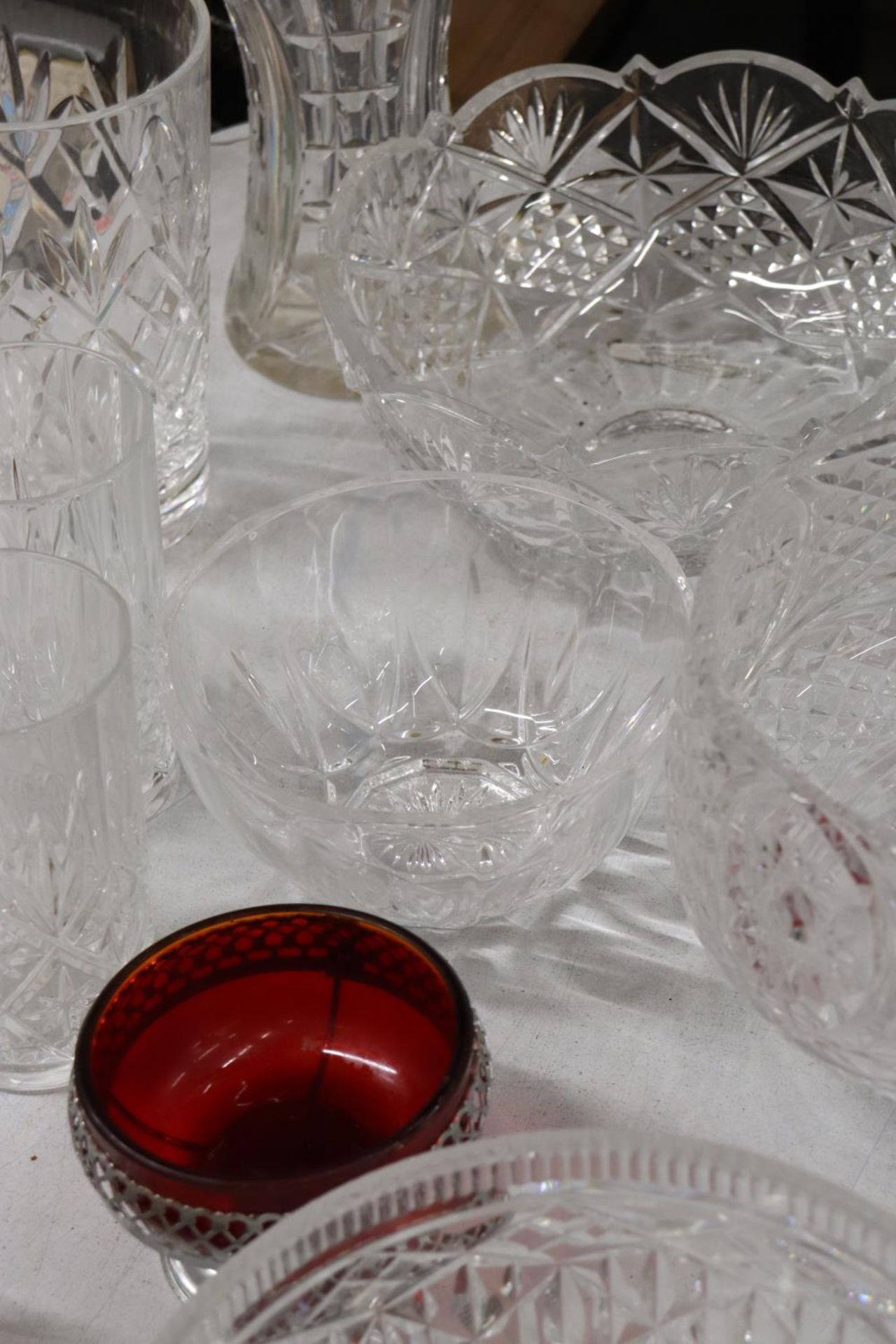 A LARGE QUANTITY OF GLASSWARE TO INCLUDE BOWLS, VASES, TUMBLERS, ETC PLUS SIX MEAKIN CUPS AND - Image 5 of 5