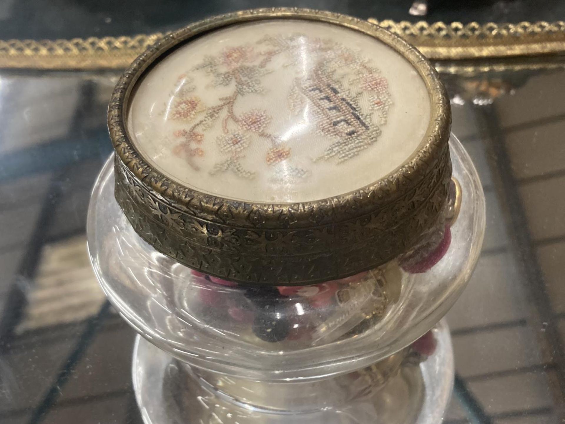 A VINTAGE DRESSING TABLE SET TO INCLUDE A MORRORED TRAY, POT POURRI POT, BRUSH AND MIRROR SET WITH - Image 2 of 4