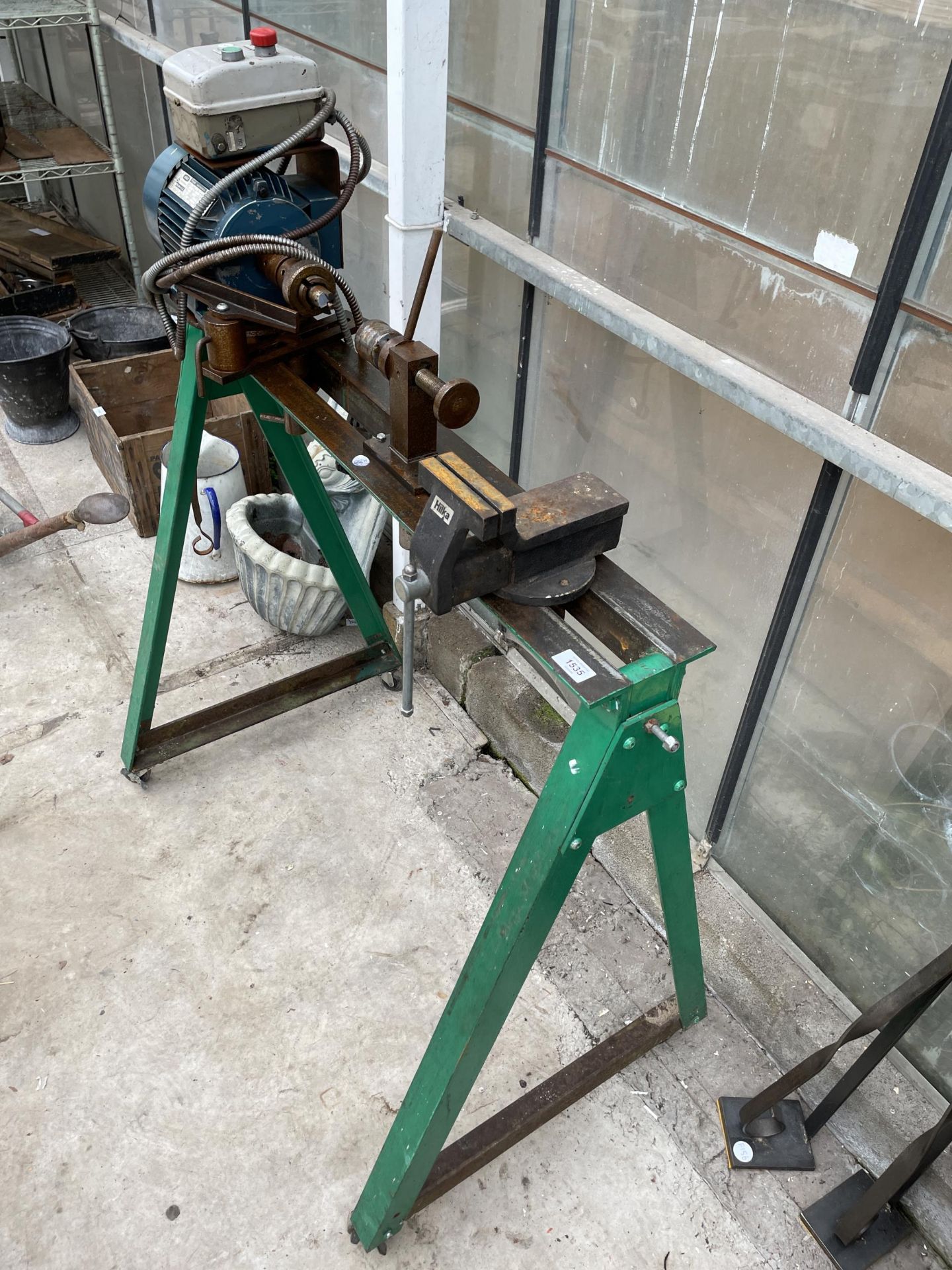 A METAL TURNING LATHE ON A STAND WITH A HILKA BENCH VICE - Image 2 of 6